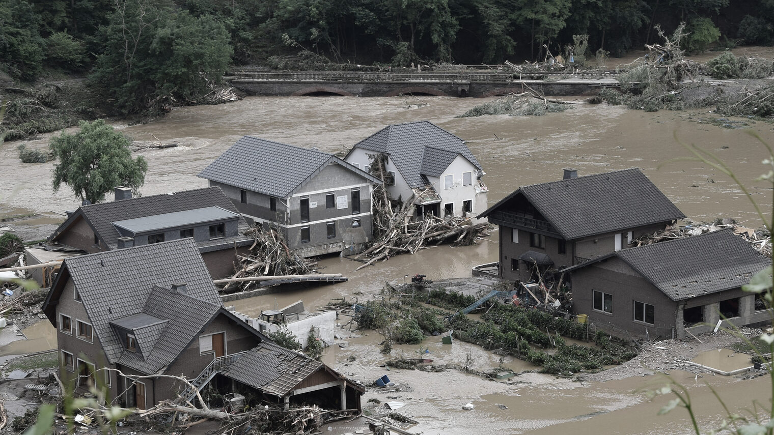  zerstörte Häuser, die im Wasser der Ahr stehen