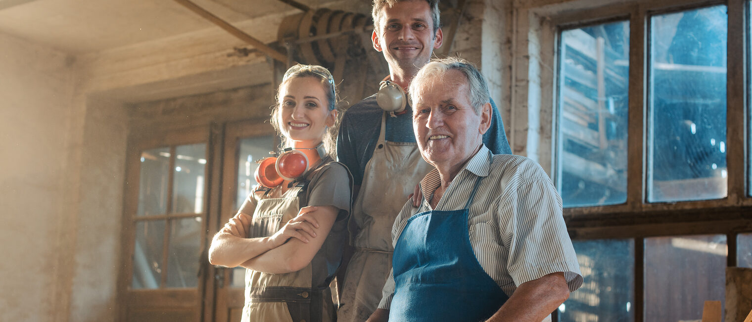 Drei Handwerker in Ihrer Werkstatt