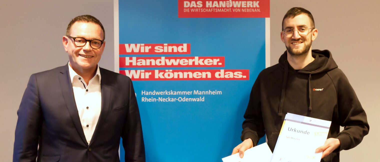 Kammerpräsident Klaus Hofmann und Konditormeister Jan Maurer bei der Preisübergabe des Fotowettbewerbs #zeigsallen