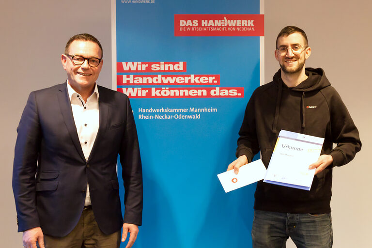Kammerpräsident Klaus Hofmann und Konditormeister Jan Maurer bei der Preisübergabe des Fotowettbewerbs #zeigsallen