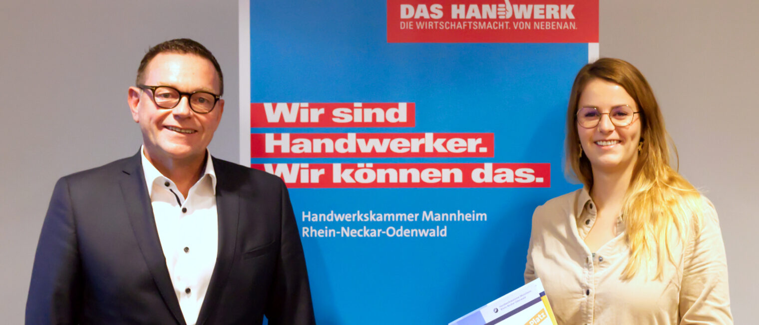 Kammerpräsident Klaus Hofmann und Konditormeister Hannah Knoth bei der Preisübergabe des Fotowettbewerbs #zeigsallen