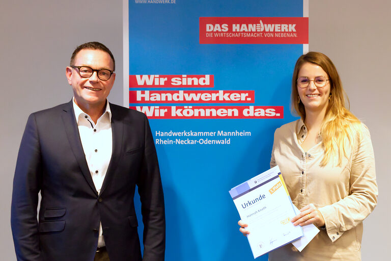 Kammerpräsident Klaus Hofmann und Konditormeister Hannah Knoth bei der Preisübergabe des Fotowettbewerbs #zeigsallen