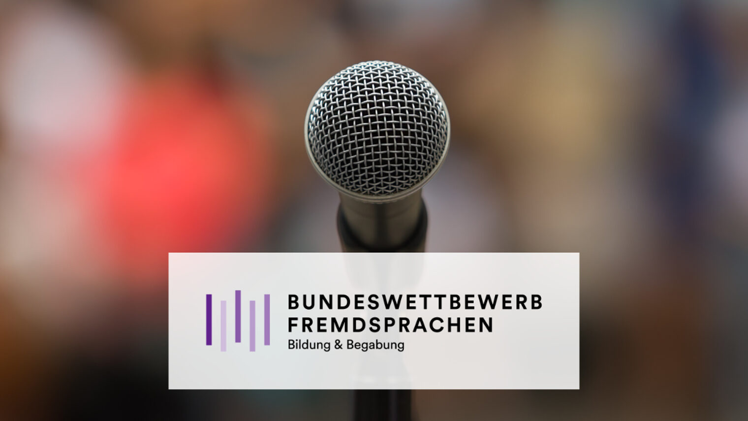 Ein Mikrofon mit dem Logo des "Bundeswettbewerbs Fremdsprachen"