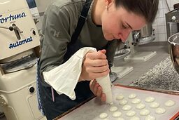 Konditormeisterin Annika Beutel aus Garmisch-Patenkirchen arbeitet mit der Spritzbeutel in der Backstube. 