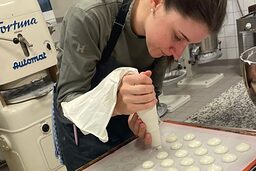 Konditormeisterin Annika Beutel aus Garmisch-Patenkirchen arbeitet mit der Spritzbeutel in der Backstube. 