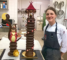 Jungmeisterin Annika Beutel präsentiert Ihren Baumkuchen und ein weiters Backerzeugnis in der Backstube. 