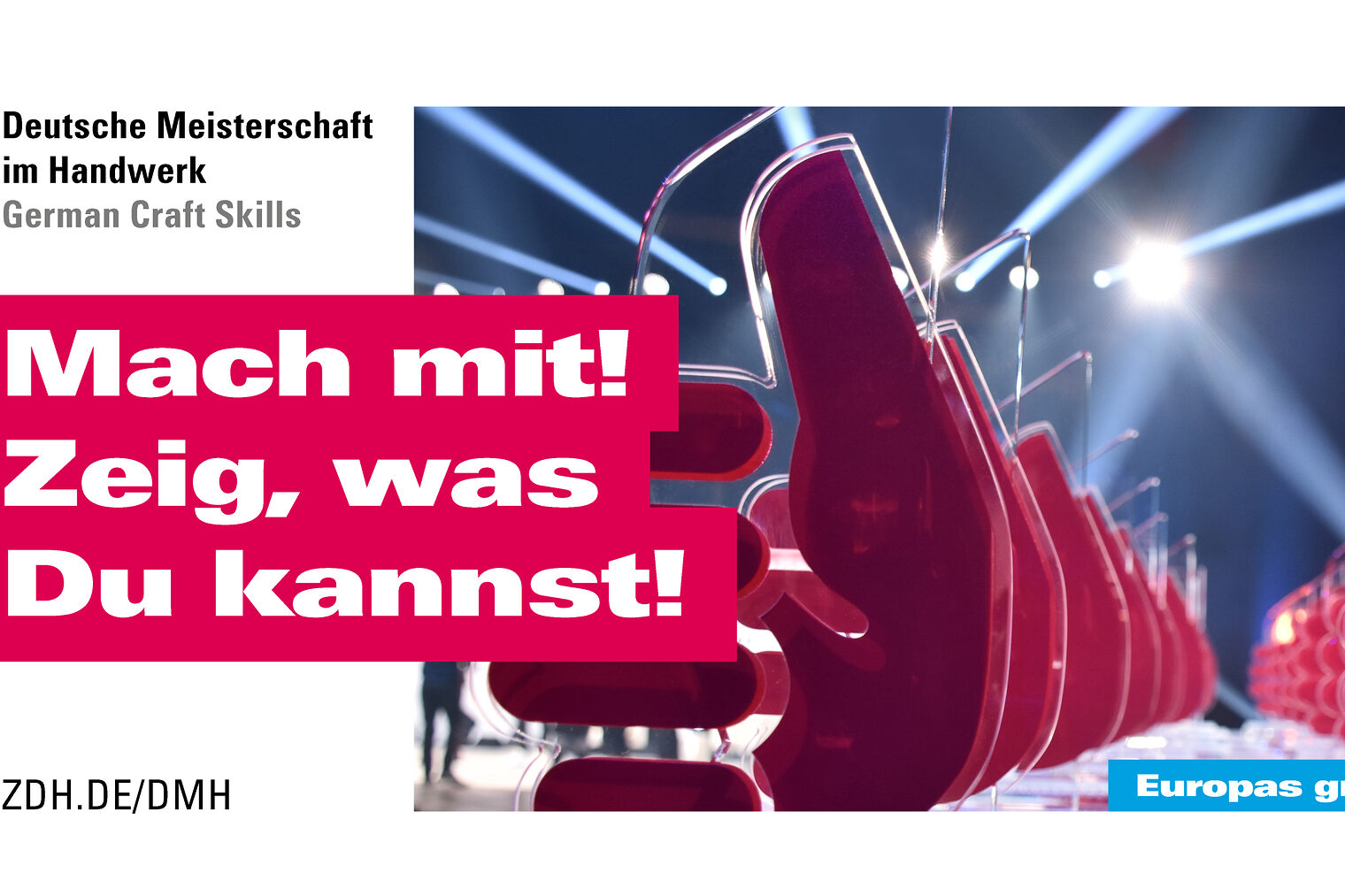 Auf der linken Seite des Bildes steht der Spruch "Mach mit! Zeig, was Du kannst!". Auf der rechten Seite ist ein Foto von mehreren Stelen in Form des roten Handwerkerdaumens zu sehen. 