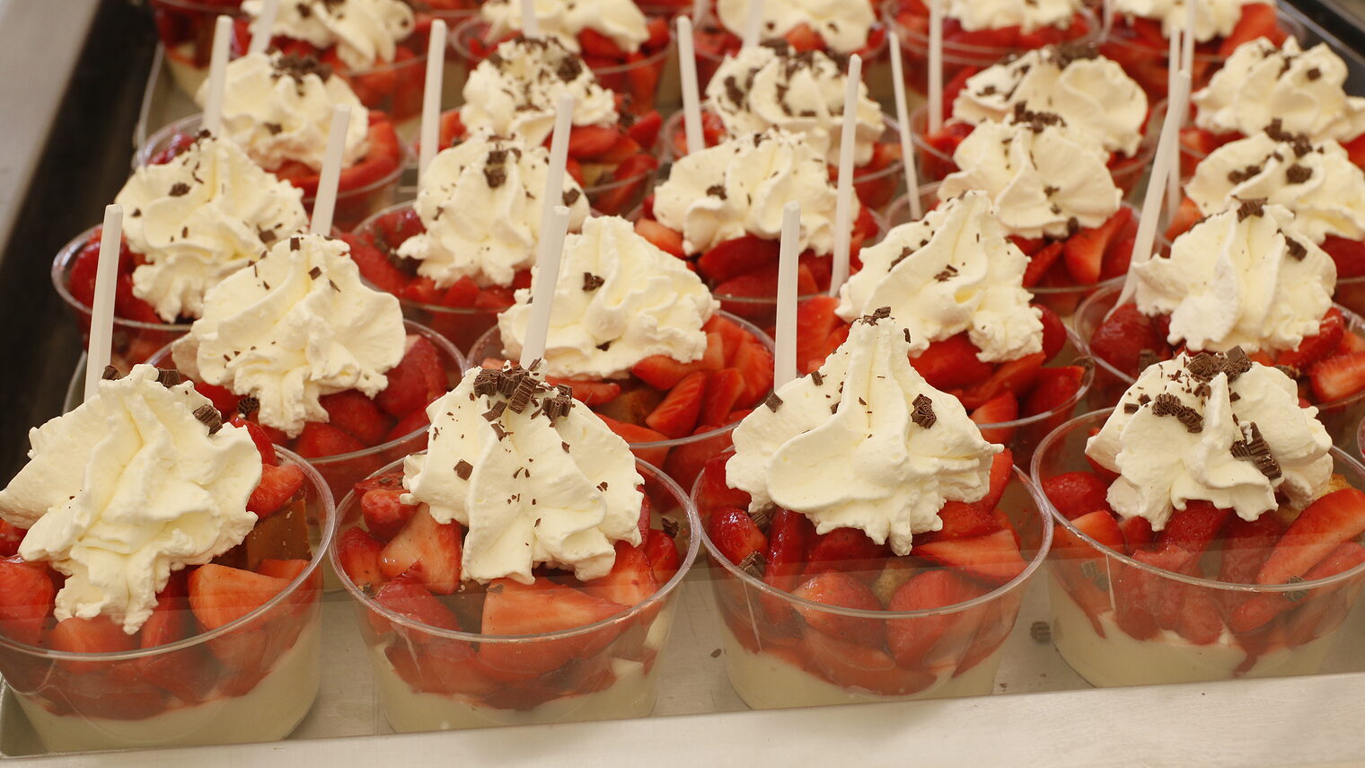 Der Maimarktbecher: unten Pudding, dann Erdbeeren, oben Sahne und Schokostreusel