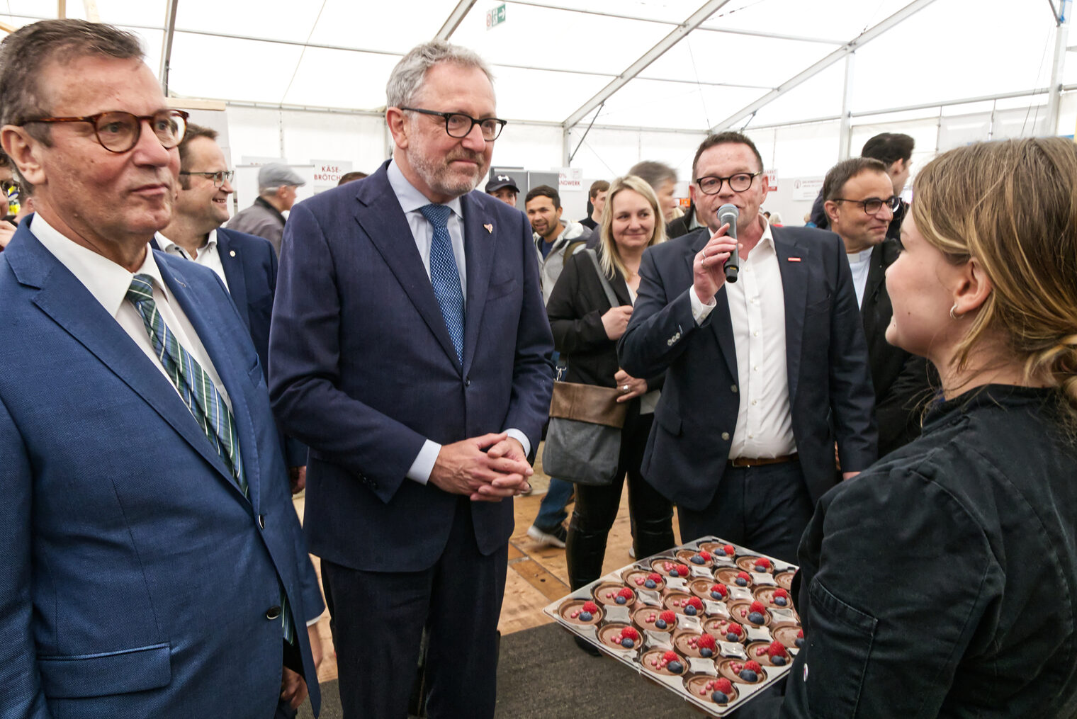 Gina von der Weth mit Peter Hauk und Dr. Peter Kurz. Klaus Hofmann hat Mikrofon in der Hand. 