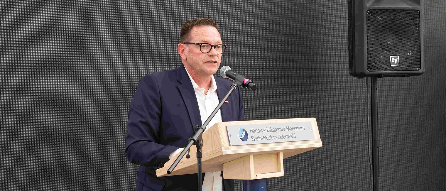 Kammerpräsident Klaus Hofmann steht am Rednerpult auf dem Mannheimer Maimarkt.