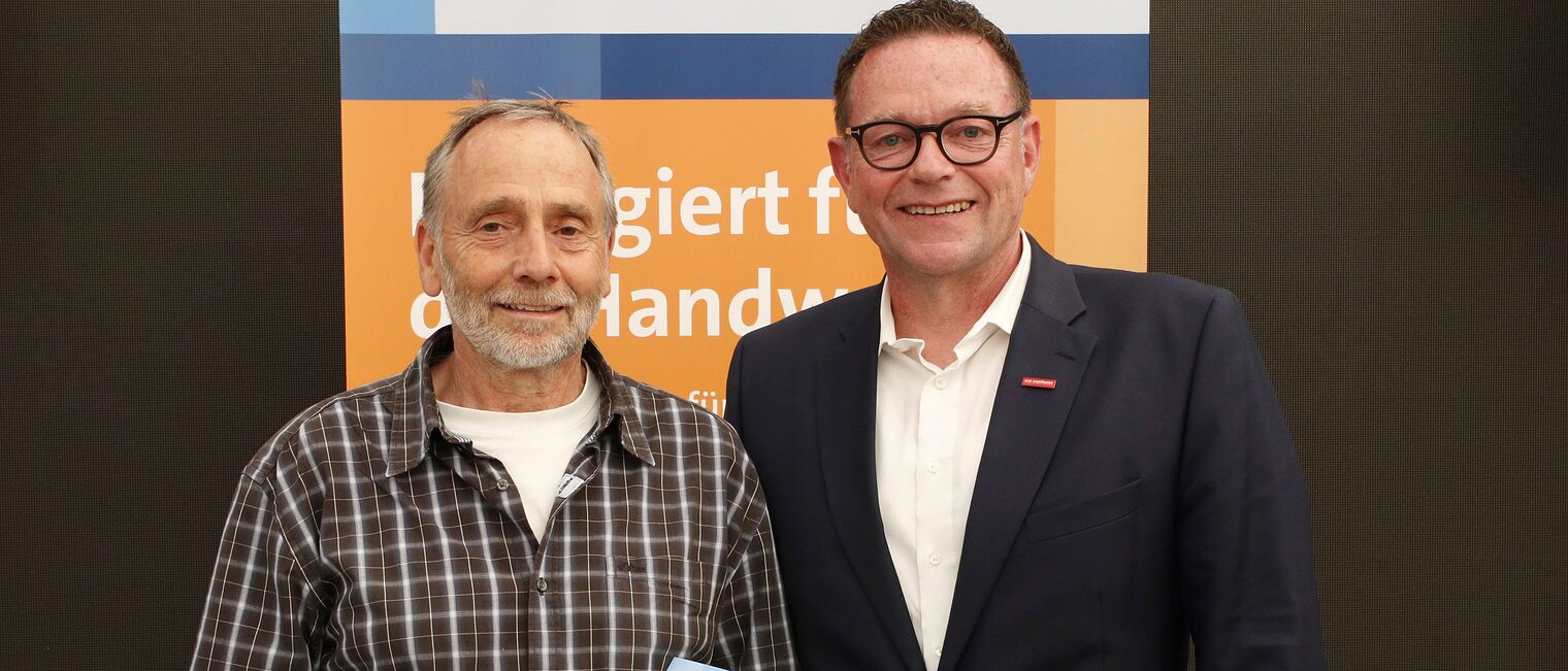 Martin Butschbacher mit seiner Ehrenurkunde f&uuml;r langj&auml;hriges Engagement im Meisterpr&uuml;fungswesen und Kammerpr&auml;sident Klaus Hofmann.