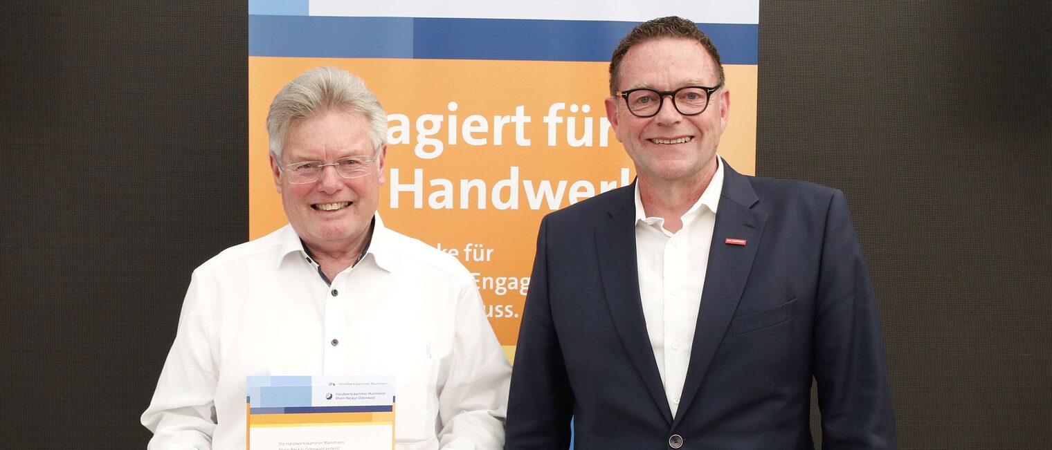 Robert Kretz mit seiner Ehrenurkunde f&uuml;r langj&auml;hriges Engagement im Meisterpr&uuml;fungswesen und Kammerpr&auml;sident Klaus Hofmann.