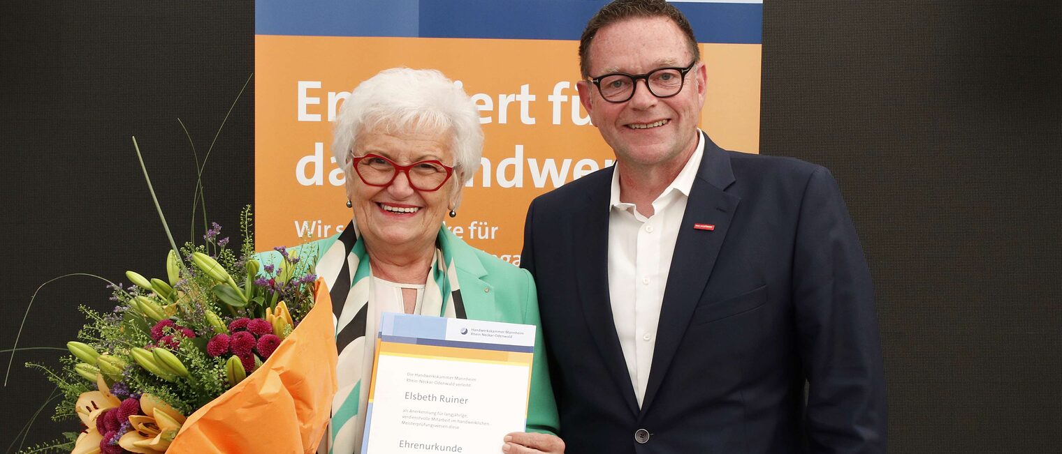 Elsbeth Ruiner mit ihrer Ehrenurkunde f&uuml;r langj&auml;hriges Engagement im Meisterpr&uuml;fungswesen und Kammerpr&auml;sident Klaus Hofmann.