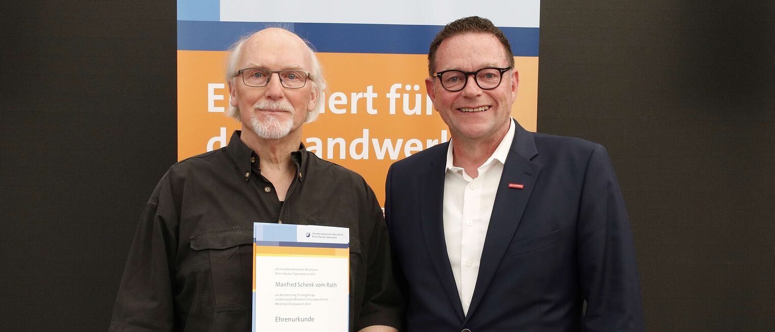 Martin Schenk vom Rath mit seiner Ehrenurkunde für langjähriges Engagement im Meisterprüfungswesen und Kammerpräsident Klaus Hofmann.