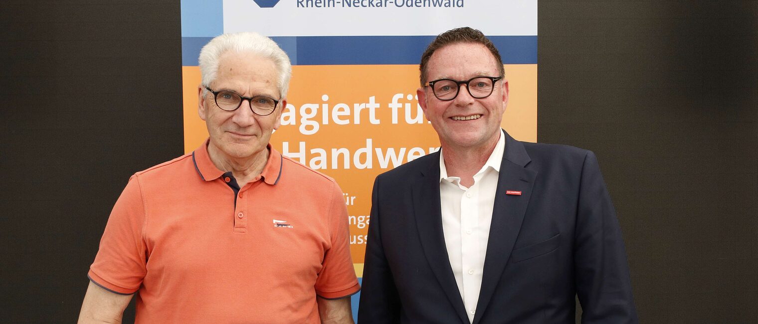Gerhard Oesterle mit seiner Ehrenurkunde für langjähriges Engagement im Meisterprüfungswesen und Kammerpräsident Klaus Hofmann.