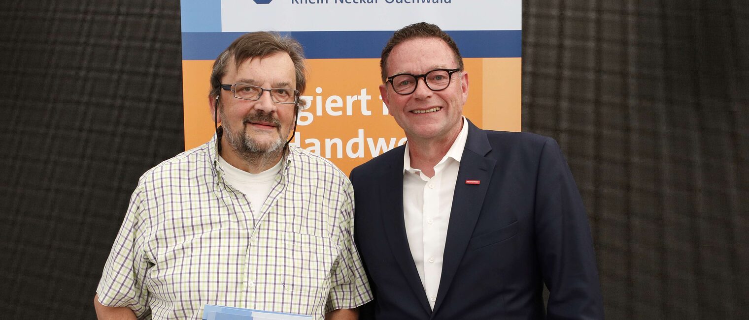 Harald Jakobitz mit seiner Ehrenurkunde für langjähriges Engagement im Meisterprüfungswesen und Kammerpräsident Klaus Hofmann.