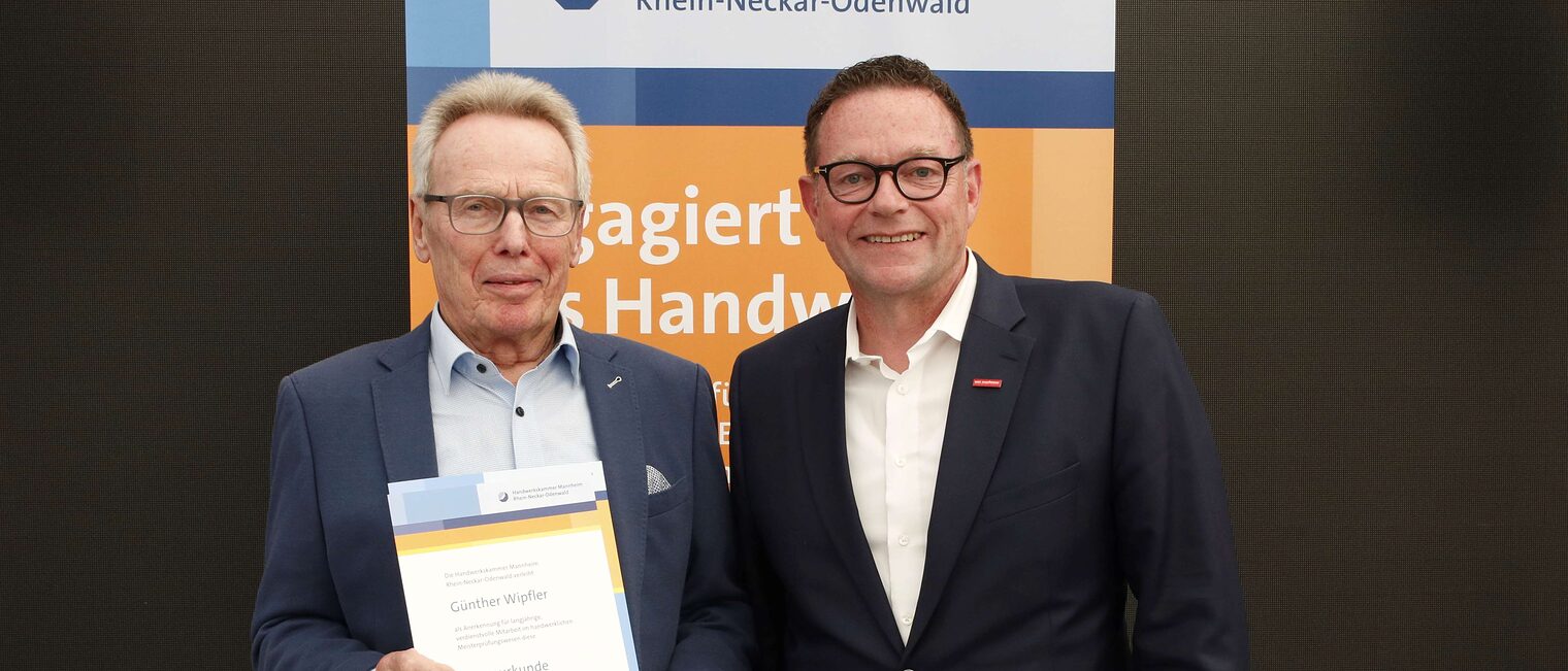 G&uuml;nter Wipfler mit seiner Ehrenurkunde f&uuml;r langj&auml;hriges Engagement im Meisterpr&uuml;fungswesen und Kammerpr&auml;sident Klaus Hofmann.