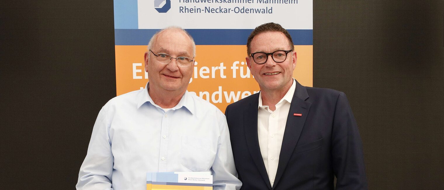 Harald von Westernhagen mit seiner Ehrenurkunde f&uuml;r langj&auml;hriges Engagement im Meisterpr&uuml;fungswesen und Kammerpr&auml;sident Klaus Hofmann.