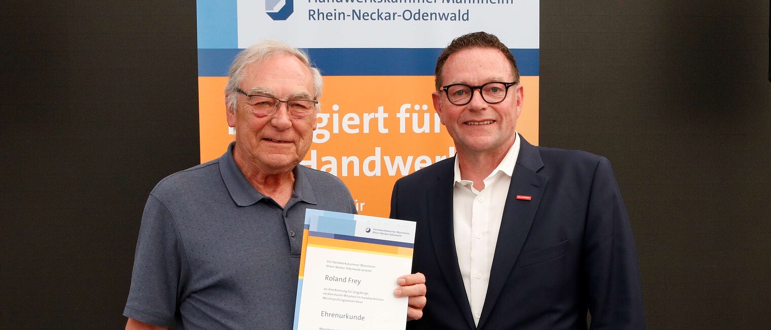 Roland Frey mit seiner Ehrenurkunde f&uuml;r langj&auml;hriges Engagement im Meisterpr&uuml;fungswesen und Kammerpr&auml;sident Klaus Hofmann.