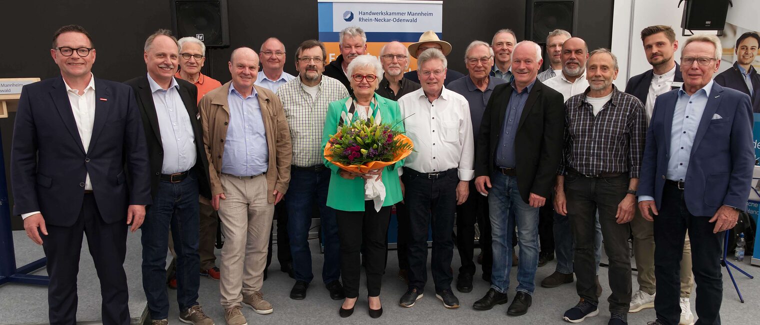 Gruppenbild aller gehrten Pr&uuml;ferinnen und Pr&uuml;fer der Pr&uuml;ferheung 2023 auf dem Maimarkt in Mannheim.