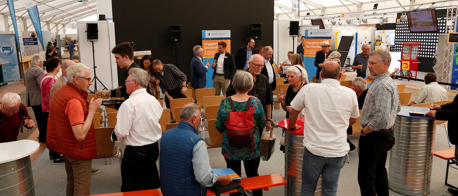 Lockeres Beisammensein nach der Prüferehrung 2023 auf dem Maimarkt in Mannheim