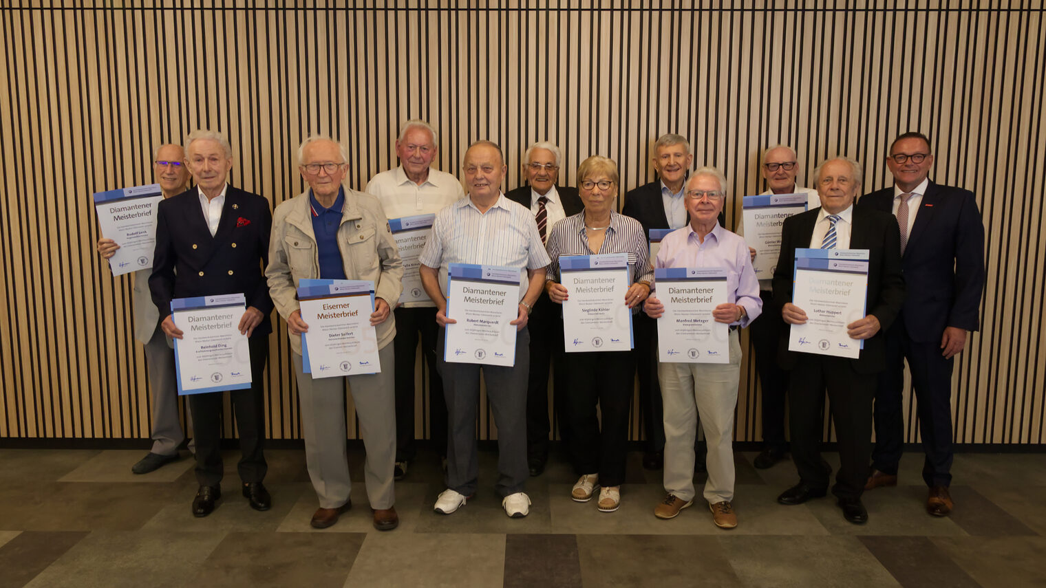 Zahn Jubilare stellten sich zusammen mit dem Präsident Hofmann dem Fotografen. 