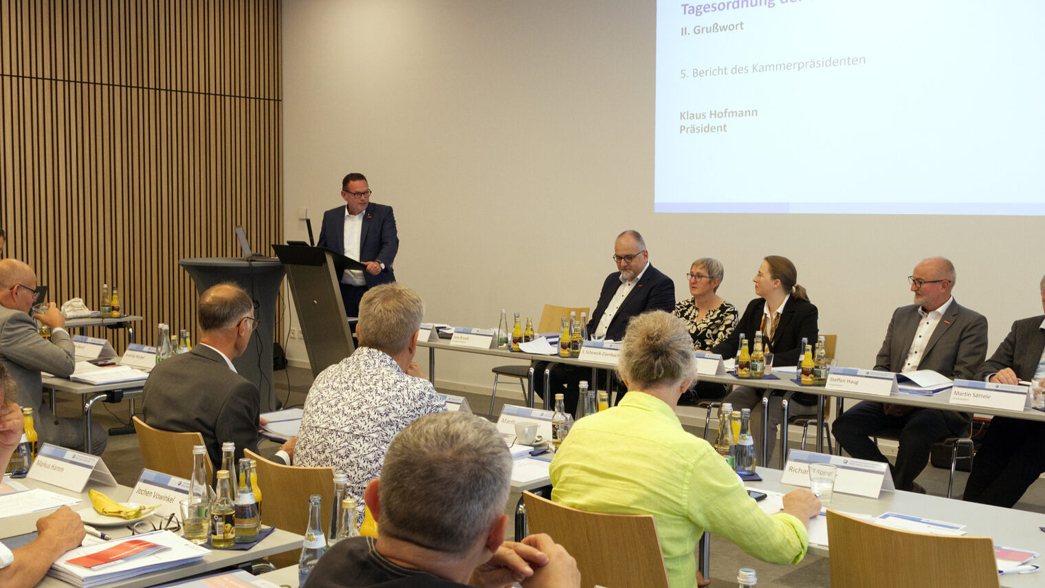 Präsident Hofmann stehend am Pult und spricht zur Delegation der Vollversammlung. 