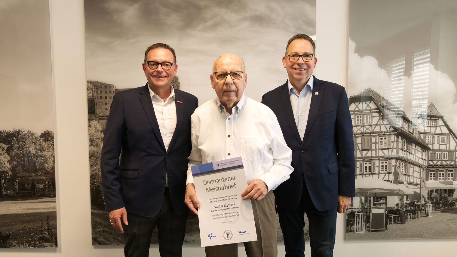 Günter Clysters mit Sohn Dietmar Clysters (rechts) und Präsident Klaus Hofmann (links)