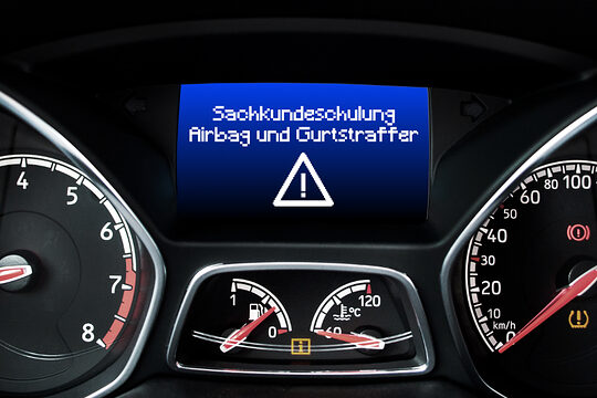 Kfz-Cockpit mit Drehzahlmesser, Tank- und Wassertemperaturanzeige sowie Geschwindigkeitsanzeige mit Bordcomputer auf dem steht: Sachkundeschulung Airbag und Gurtstraffer