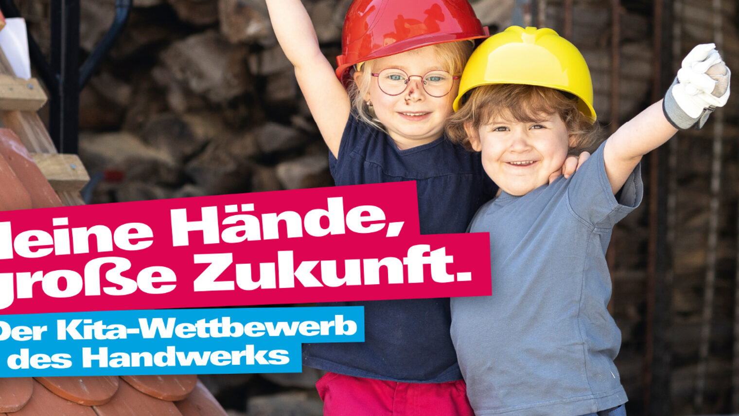 Zwei kleine Kinder mit Helmen strecken ihre Arme freudig aus. Slogan: Kleine Hände, große Zukunft