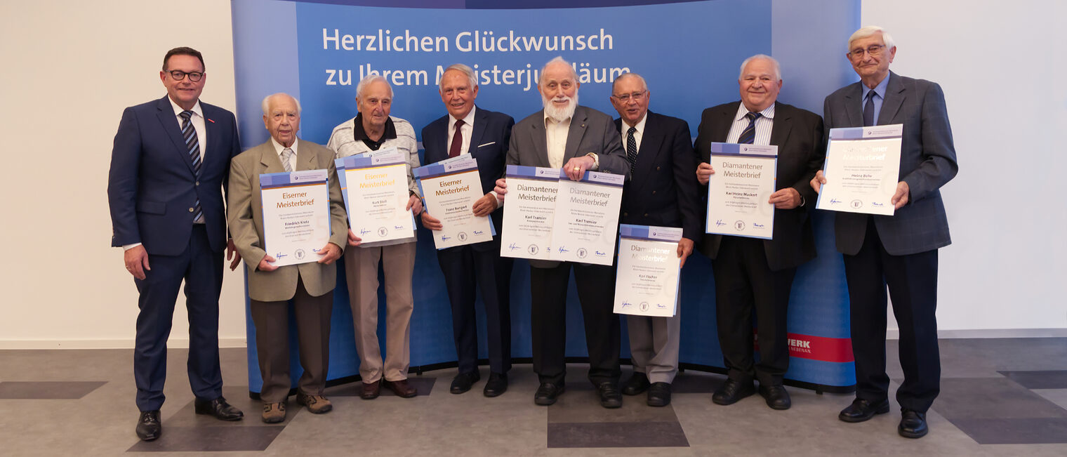 Präsident Hofmann und 7 Jubilare mit Ihren Urkunden