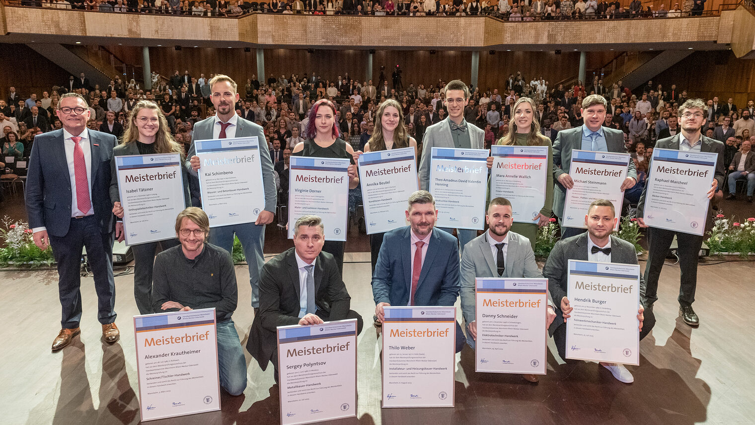 13 junge Menschen stellten sich mit ihren Meisterbriefen zusammen mit dem Präsident dem Fotografen. 