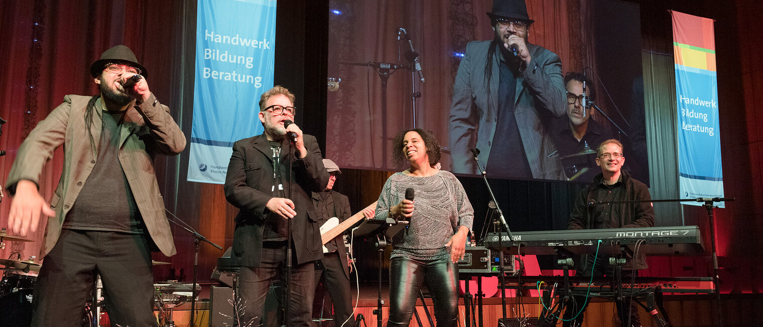 Die Musikband Amokoma auf der B&uuml;hne der Meisterfeeier 2023 im Mannheimer Rosengarten.