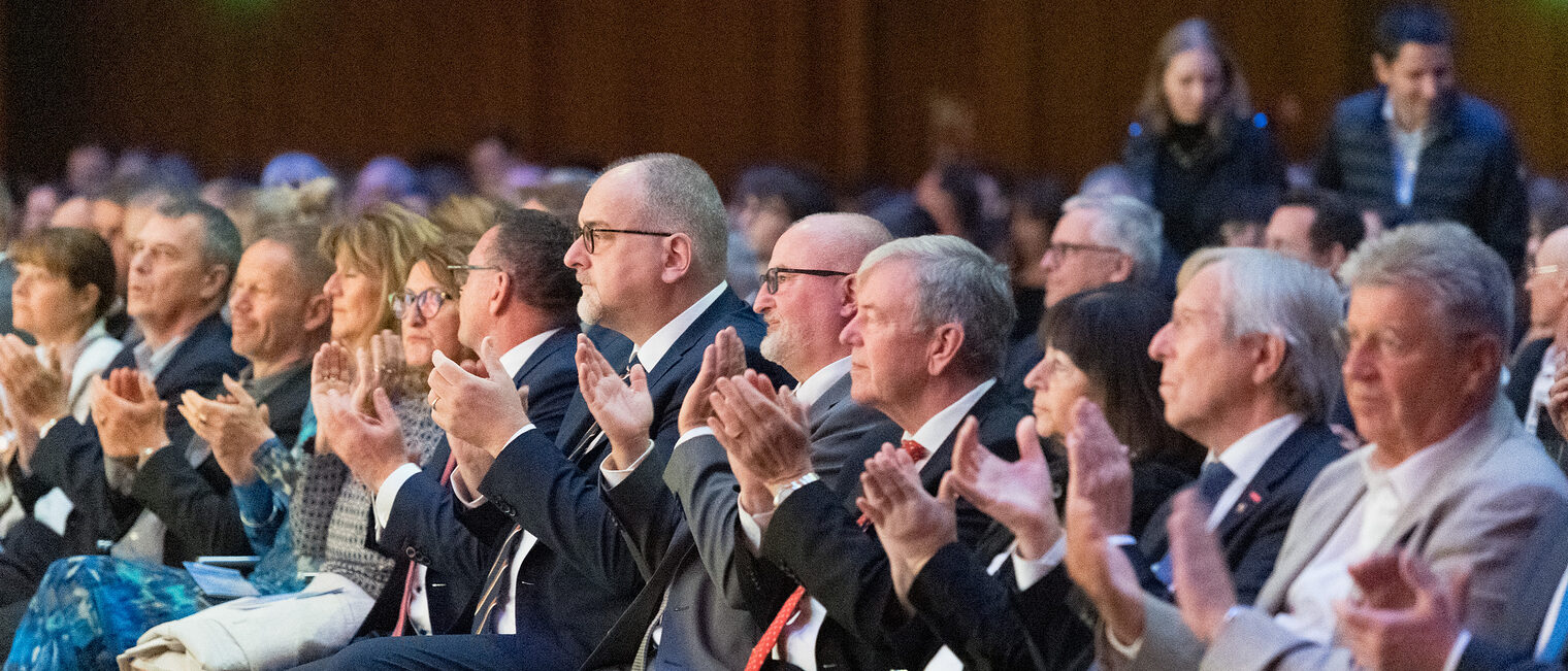 Applausiderendes Publikum in der ersten Reihe der Meisterfeier 2023 der Handwerkskammer Mannheim Rhein-Neckar-Odenwald.