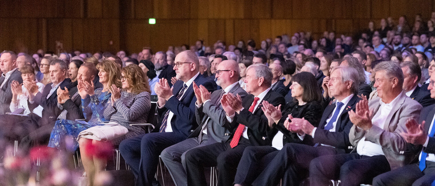 Zu sehen die erste Reihe im Publikum. Darunter der Handwerkskammerpr&auml;sident, der Hauptgesch&auml;ftsf&uuml;hrer und die Vizepr&auml;sidenten. 