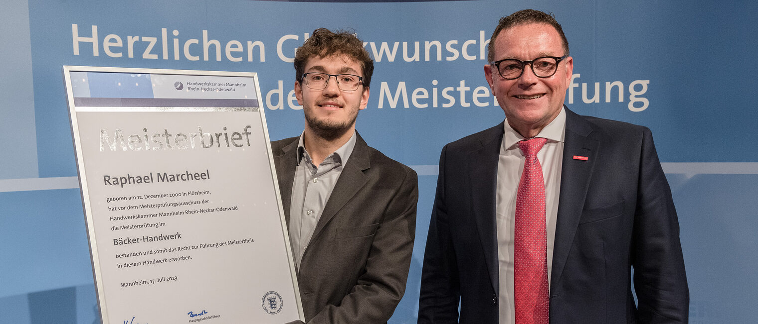 Handwerkskammerpräsdent Klaus Hofmann mit Bäckermeister Raphael Marcheel.