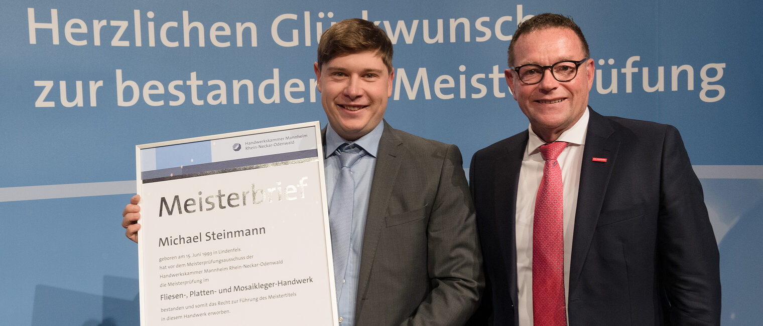 Handwerkskammerpräsdent Klaus Hofmann mit Fliesen-, Platten-, Mosaiklegermeister Michael Steinmann