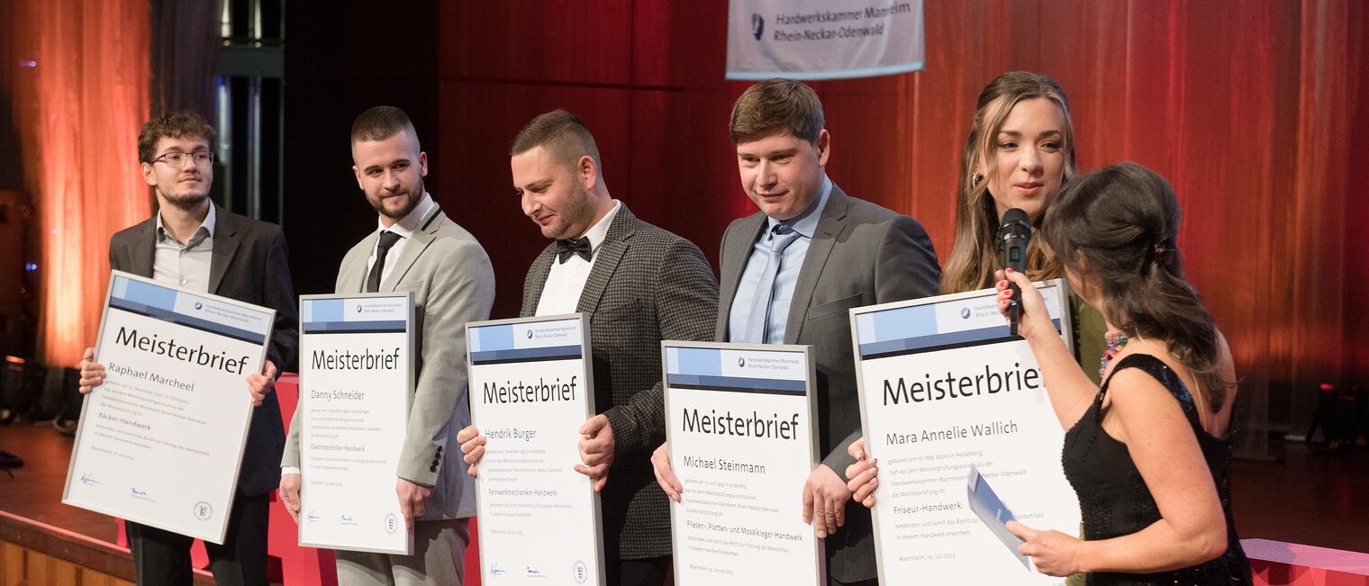 Moderatorin Rosa Omeñaca Prado intrviewt eine der jahrgangsbesten Meisterinnen und Meister auf der Bühne der Meisterfeier 2023.