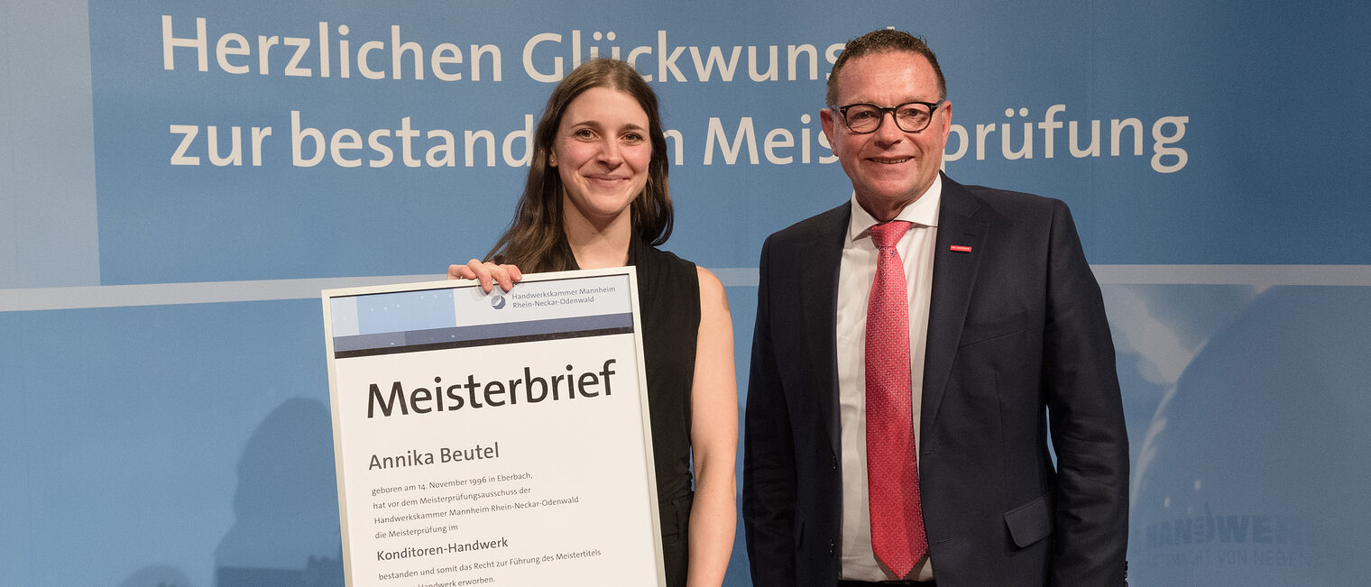 Handwerkskammerpräsdent Klaus Hofmann mit Konditorenmeisterin Annika Beutel.