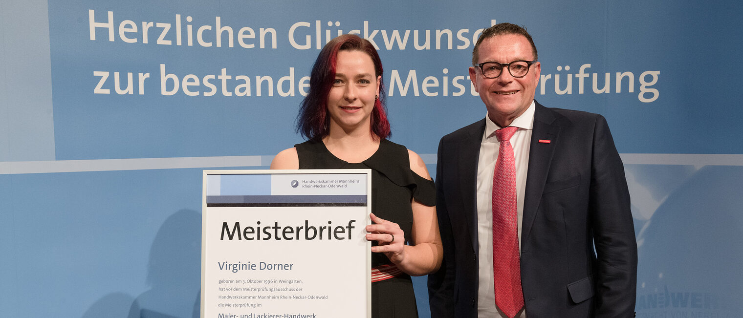 Handwerkskammerpr&auml;sdent Klaus Hofmann mit Maler- und Lackierermeisterin Virginie Dorner.