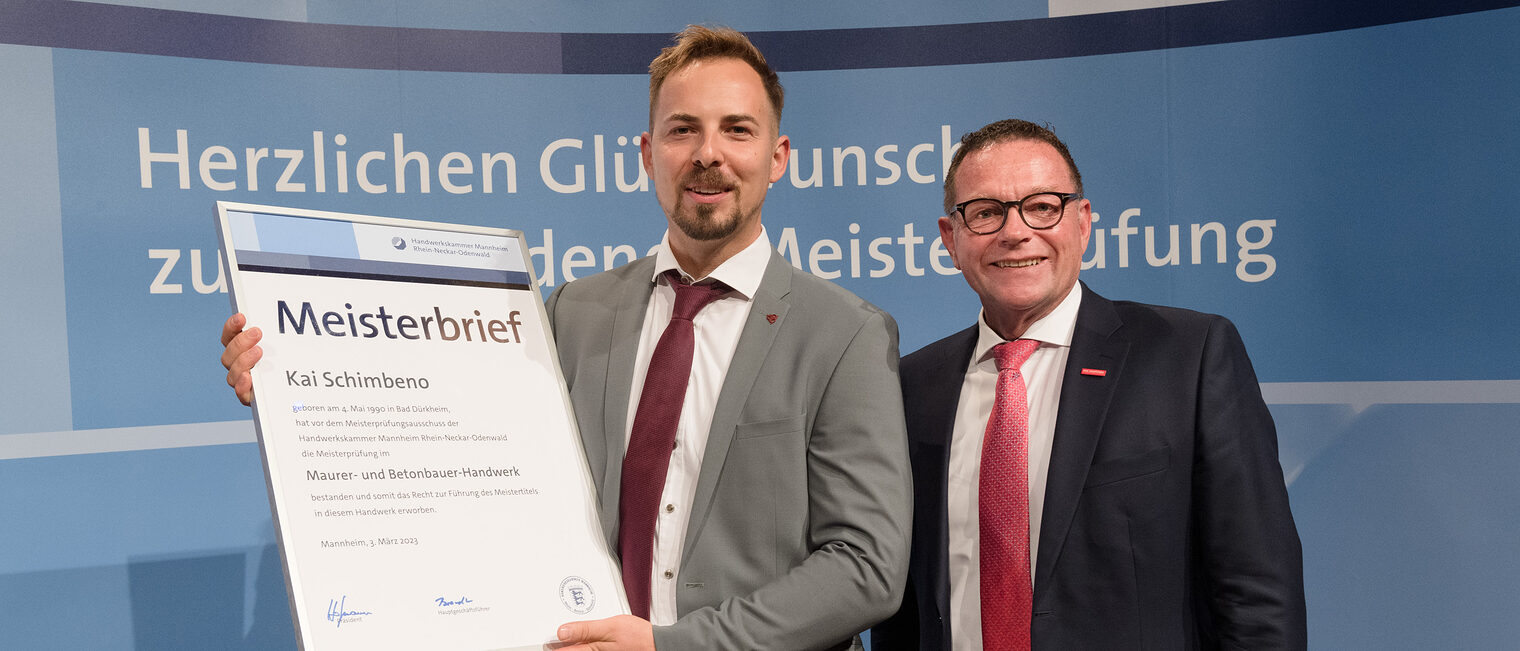 Handwerkskammerpräsdent Klaus Hofmann mit Maurer- und Betonbauermeister Kai Schimbeno.