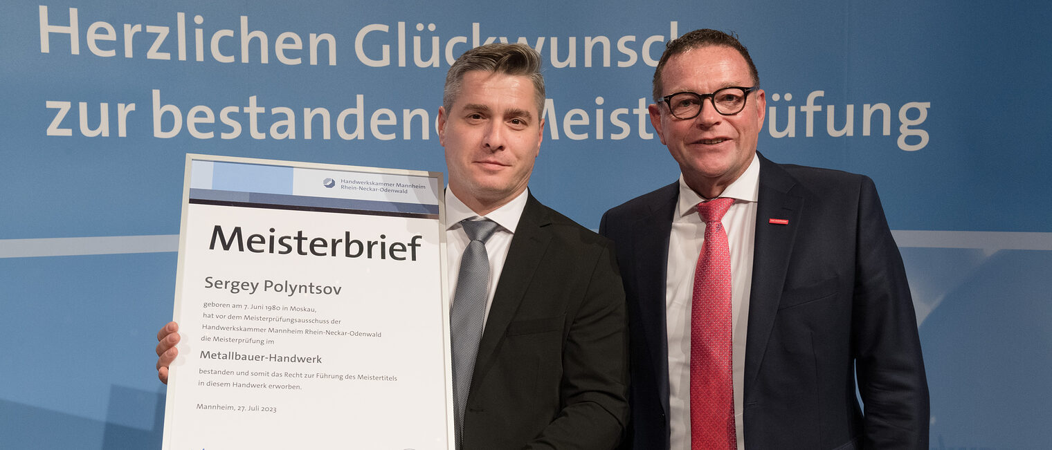 Handwerkskammerpräsdent Klaus Hofmann mit Metallbauermeister Sergey Polyntsov.