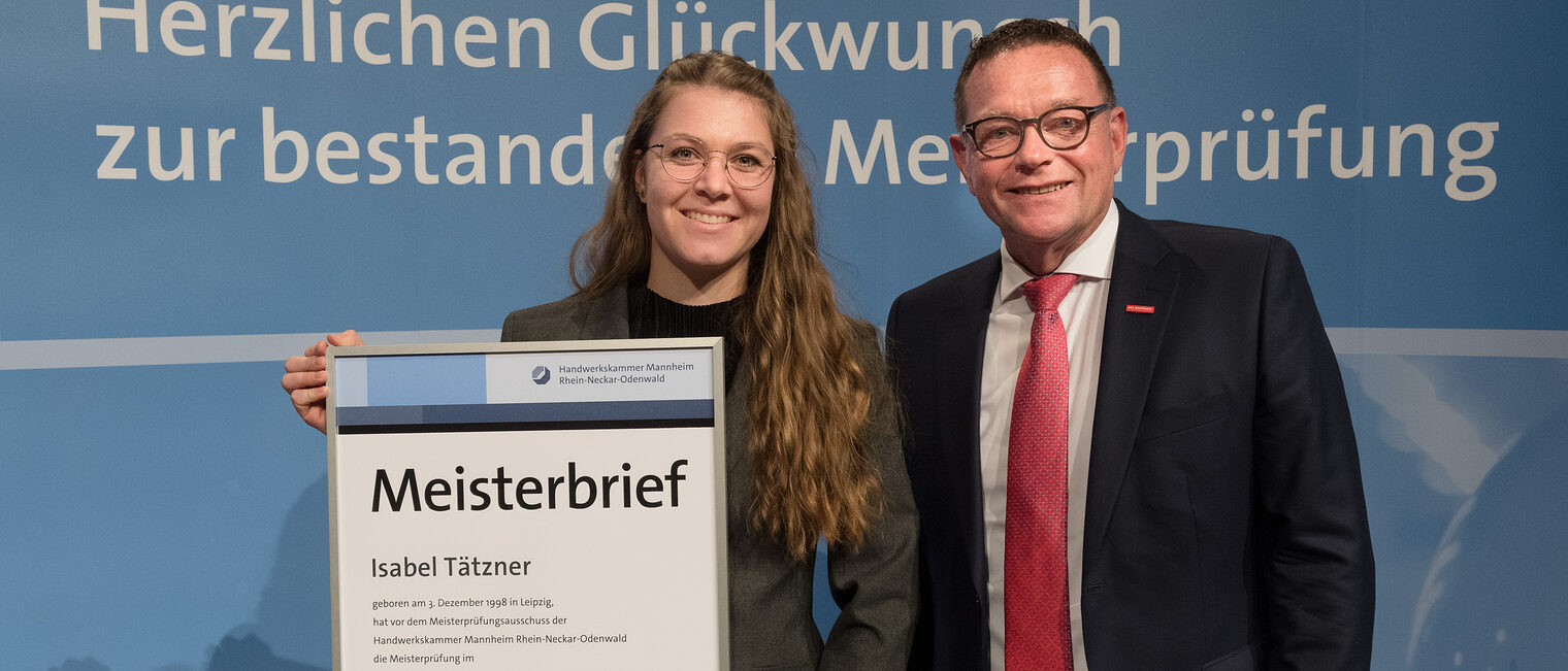 Handwerkskammerpräsdent Klaus Hofmann mit Orthopädietechnikerin Isabel Tätzner