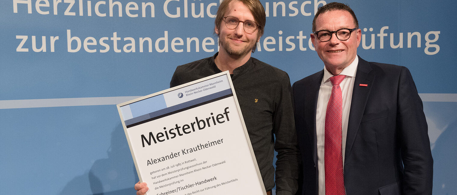 Handwerkskammerpräsdent Klaus Hofmann mitSchreiner-/ Tischlermeister Alexander Krautheimer