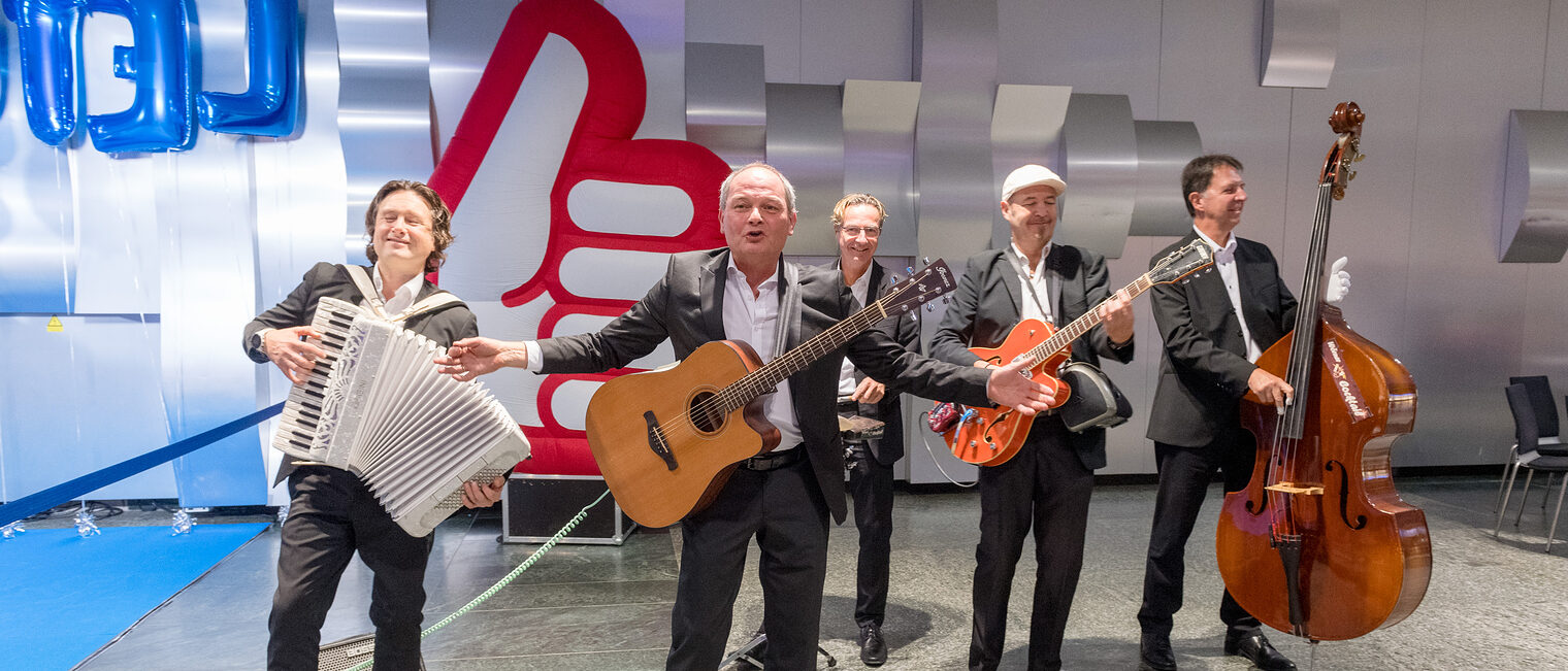 Die fünf Musiker der Akkustikband Wörner Cocktail spielen im Foyer des Kongresscenters Rosengarten auf der Meisterfeier 2023.