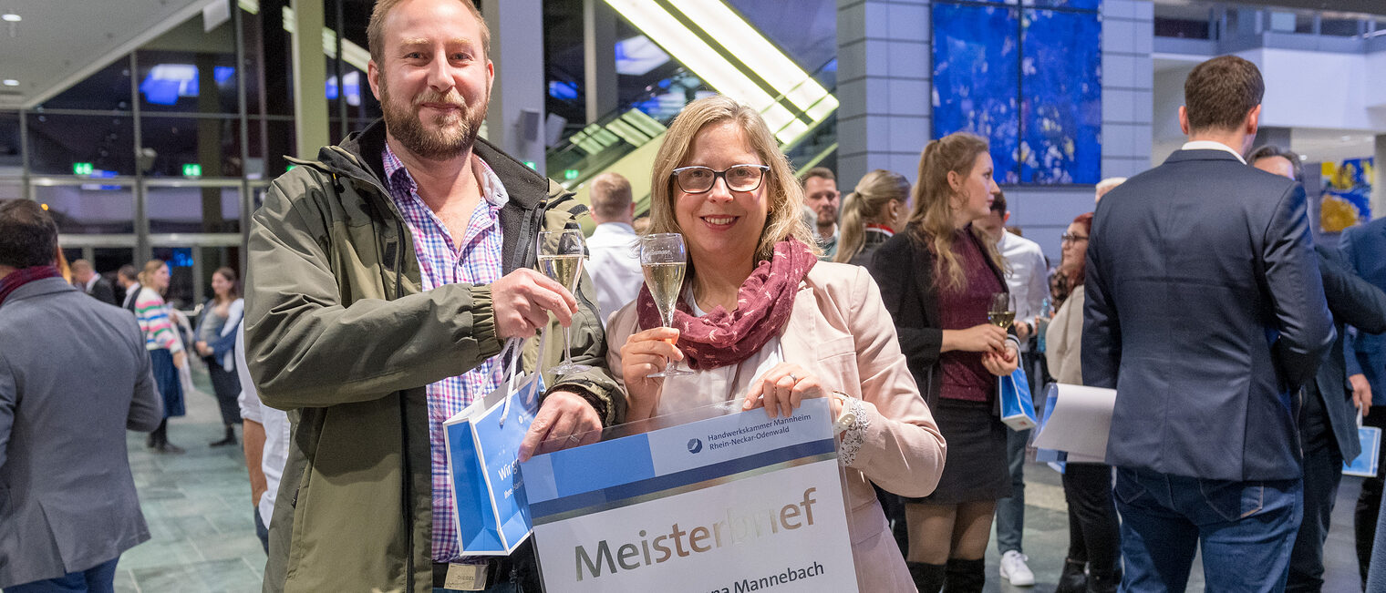 H&ouml;rakustikermeisterin Frau Dr. rer. nat. Verena Mannebach st&ouml;&szlig;t mit einem Glas Sekt auf Ihren Meisterabschluss an. 