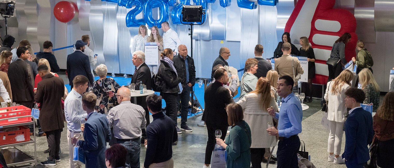 Auf dem Bild sieht man den eingerichteten Fotobereich der mit Luftballons geschmückt ist, die den Schriftzug "Meistertitel 2023" zeigen.