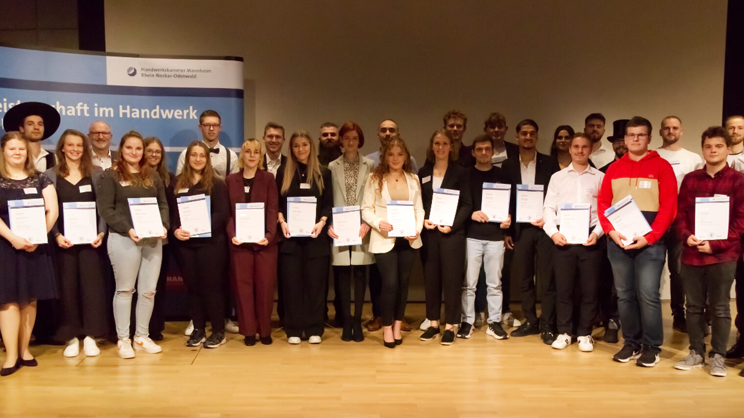 Gruppenbild der Kammersiegerinnen und -sieger 2023 mit Präsident und beiden Vizepräsidenten der Handwerkskammer 