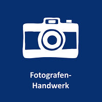 Fotoapparatals Icon für das Fotografen-Handwerk. Über diese Kachel gelangen Sie zur Informationsseite für das Fotografen-Handwerk. 