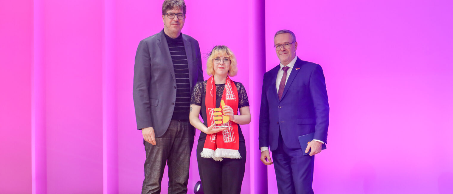 Laura Marie Bette bei der Abschlussfeier der "Deutschen Meisterschaft im Handwerk" 2023 in Berlin mit ZDH-Präsident Jörg Dittrich und Bundestagsmitglied Michael Kellner